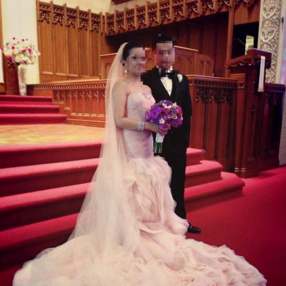 Selling my wedding dress - Picture 3 of 3